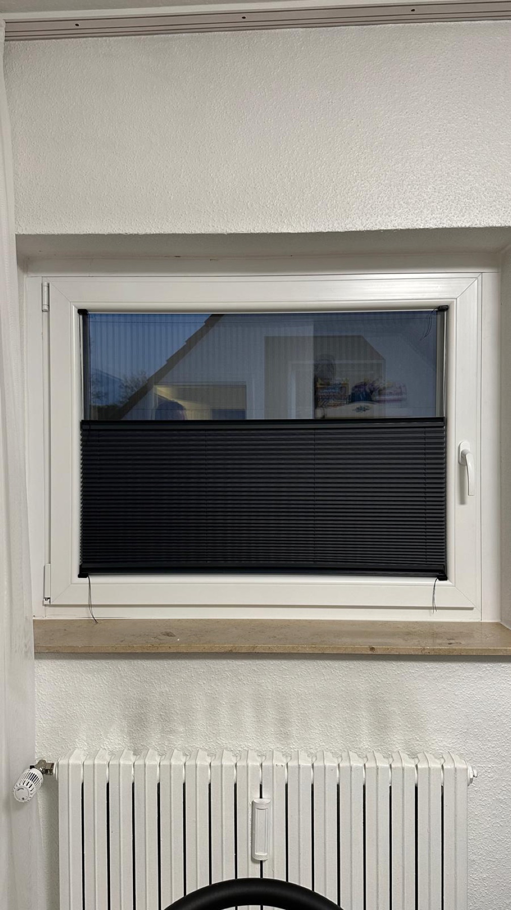Schwarzes Plissee Fliegengitter nach Maß an einem Fenster in Mülheim